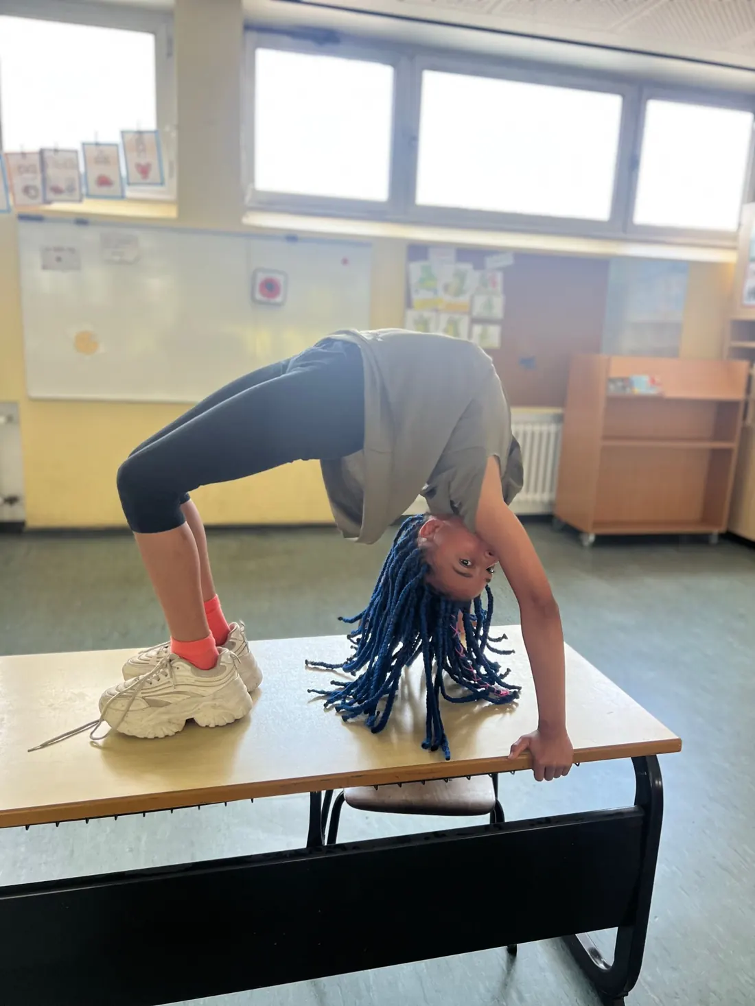 Mädchen zeigt beim Workshop Starke Mädchen eine Brücke